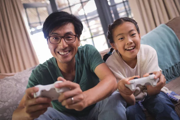 Отец и дочь играют в видеоигры — стоковое фото