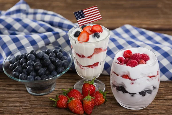 Gelato alla frutta sul tavolo di legno — Foto Stock