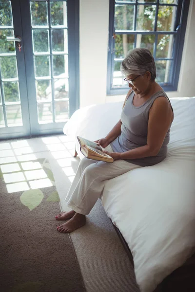 Mujer mayor leyendo libro — Foto de Stock