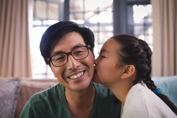 Daughter kissing father on cheeks — Stock Photo, Image