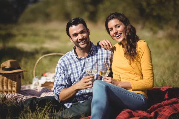 Pareja sosteniendo copas de vino — Foto de Stock