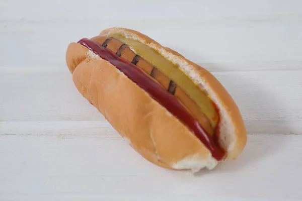 Hot dog na drewnianym stole — Zdjęcie stockowe