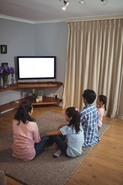 Familjen tittar på tv tillsammans — Stockfoto