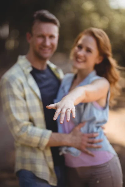Mujer mostrando anillo con el hombre en la granja de olivos — Foto de Stock