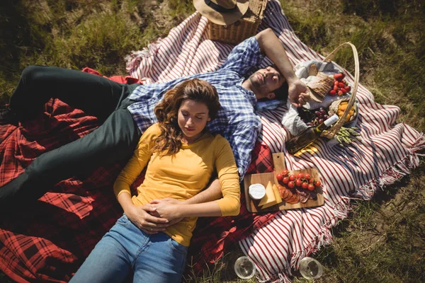 Ouple descansando juntos em manta de piquenique — Fotografia de Stock