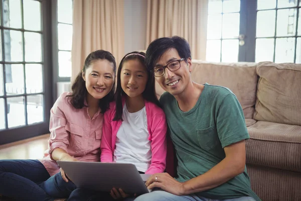 Familie met laptop samen in woonkamer — Stockfoto
