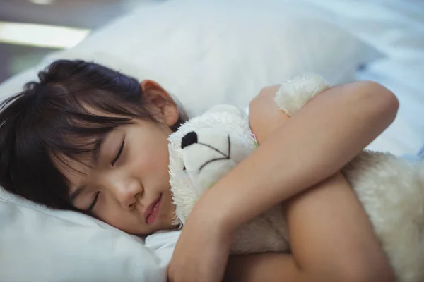 Menina dormindo na cama no quarto de cama — Fotografia de Stock