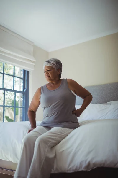 Mujer mayor sufriendo de dolor de espalda —  Fotos de Stock