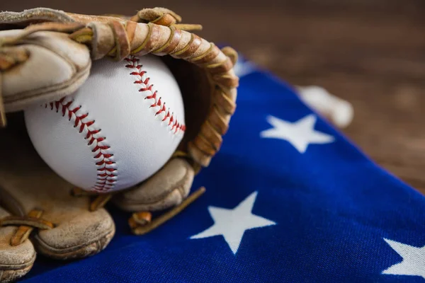 Baseball et gants sur un drapeau américain — Photo