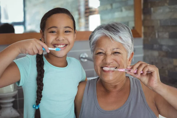 Oma en kleindochter tandenpoetsen — Stockfoto