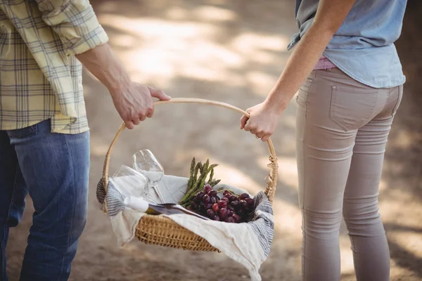 Couple carrying basket at farm — Stock Photo, Image