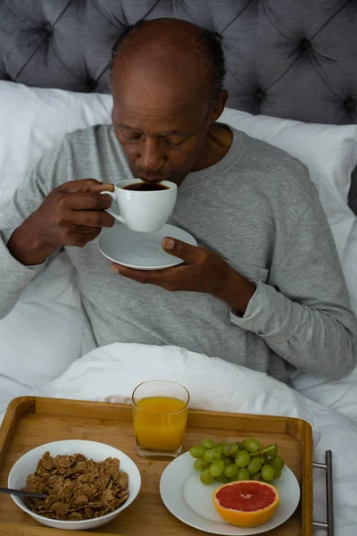 Homme âgé prenant le petit déjeuner — Photo