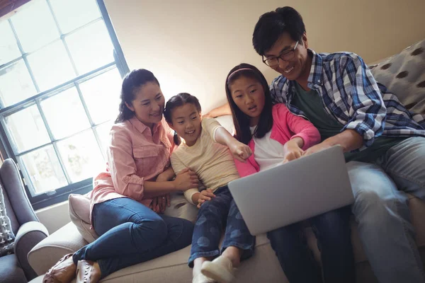 Dizüstü bilgisayar birlikte oturma odasında kullanarak aile — Stok fotoğraf