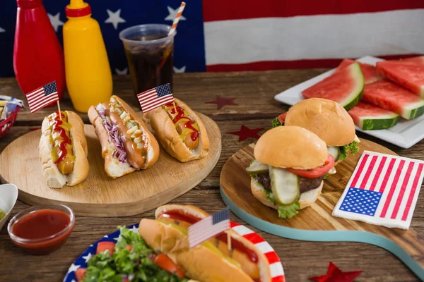 Bandera americana y perros calientes en la mesa — Foto de Stock