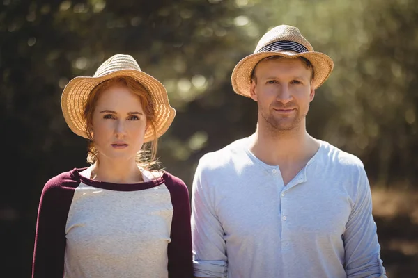 Koppel het dragen van hoed op zonnige dag op de boerderij — Stockfoto