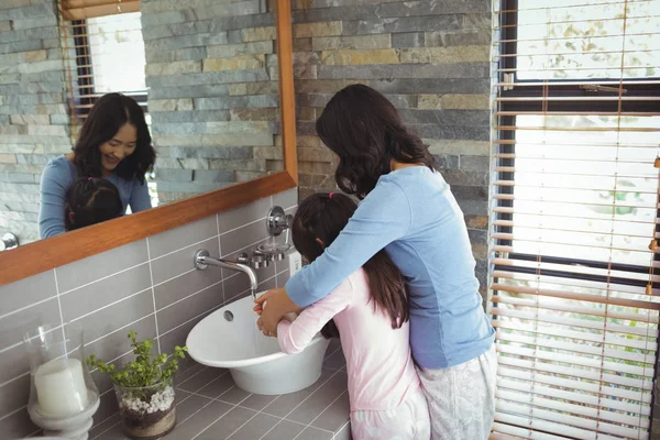 母と娘の手を洗う — ストック写真