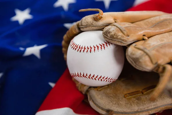 Baseball und Handschuhe auf einer amerikanischen Flagge — Stockfoto