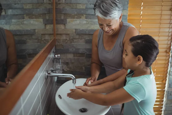 Büyükanne ve torunu el yıkama — Stok fotoğraf