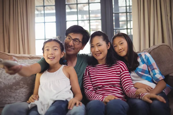 Famiglia sorridente che guarda la televisione insieme — Foto Stock