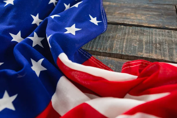 Bandera americana sobre una mesa de madera — Foto de Stock