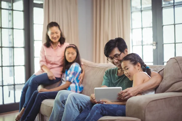 Χαμογελώντας οικογένεια χρησιμοποιώντας ψηφιακή δισκίο μαζί — Φωτογραφία Αρχείου