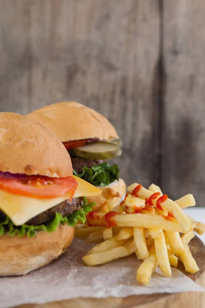 Lanches em tábua de madeira — Fotografia de Stock