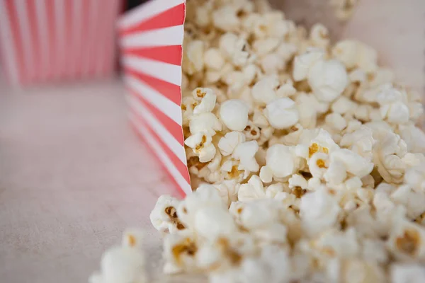 Nahaufnahme Von Verstreutem Popcorn Auf Holztisch Mit Juli Thema — Stockfoto