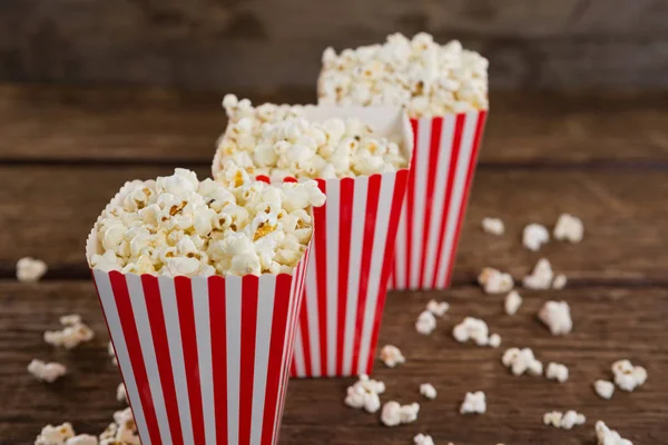 Popcorn hintereinander arrangiert — Stockfoto