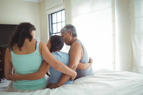 Familie plezier op bed in de slaapkamer — Stockfoto