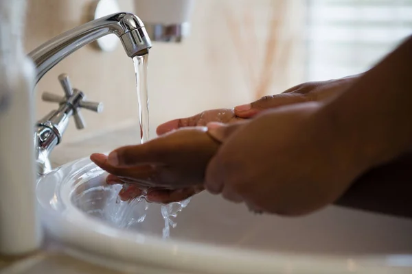 Personer som handtvätt i badrum sink — Stockfoto