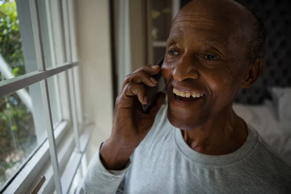 Son sınıf öğrencisi cep telefonuyla konuşuyor. — Stok fotoğraf