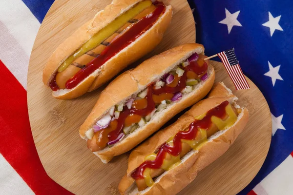 Hot dogs and American flag — Stock Photo, Image