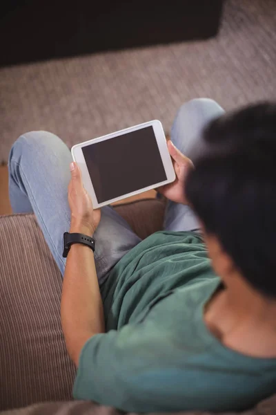 Mann nutzt digitales Tablet im Wohnzimmer — Stockfoto