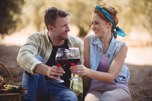 Mann und Frau stoßen auf Weingläser an — Stockfoto