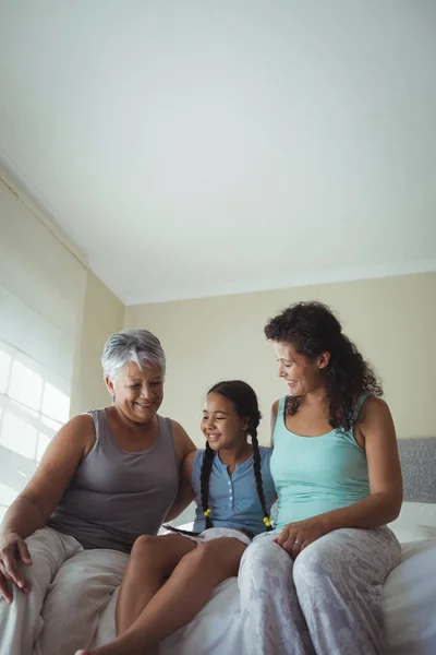 Familia feliz divirtiéndose en la cama en la habitación —  Fotos de Stock