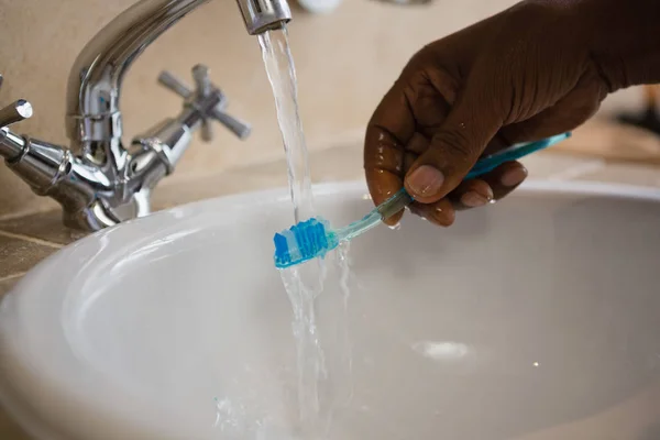Περικοπεί το χέρι στον άνθρωπο πλύσιμο οδοντόβουρτσα — Φωτογραφία Αρχείου