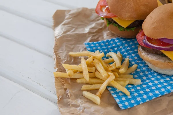 Hambúrguer e batatas fritas — Fotografia de Stock