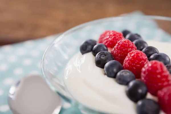 Gelato alla frutta sul tavolo di legno — Foto Stock