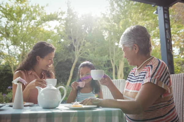 Familia feliz tomando té — Foto de Stock