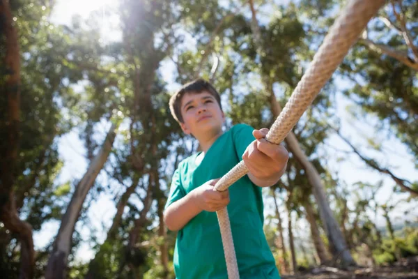 Jongen beoefenen touwtrekken — Stockfoto