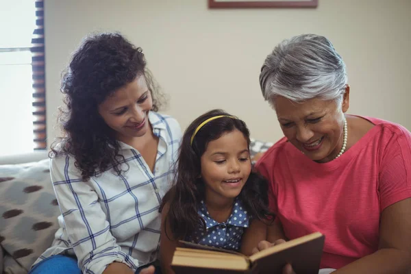 Moeder en dochter lezen boek — Stockfoto