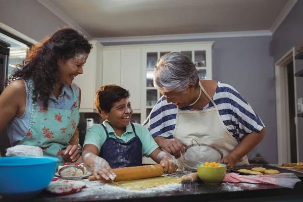 Família preparando sobremesa na cozinha — Fotografia de Stock