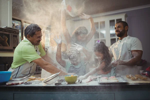 Família feliz preparando sobremesa na cozinha — Fotografia de Stock