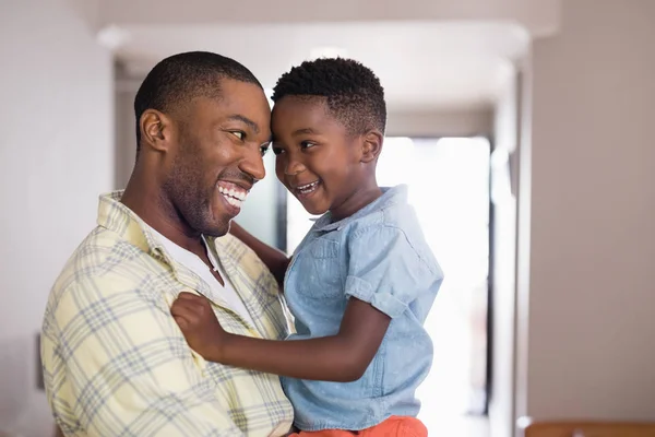 Padre e figlio che si guardano — Foto Stock