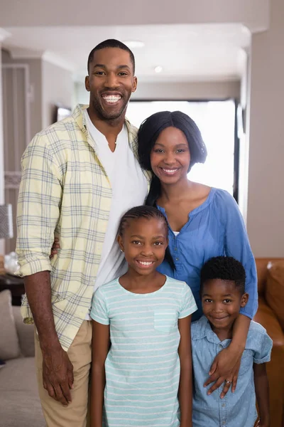 Sonriente familia de pie en casa —  Fotos de Stock