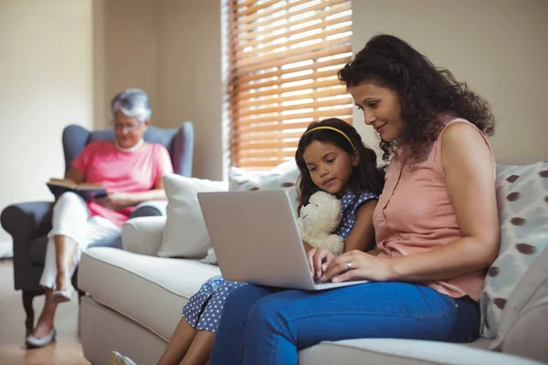 Madre e hija usando laptop —  Fotos de Stock