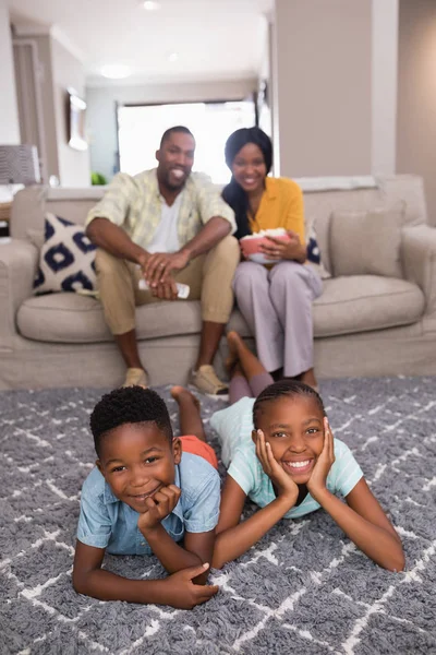 Familie brengt vrije tijd thuis door — Stockfoto