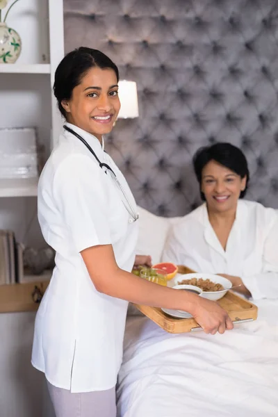 Krankenschwester gibt Patientin Frühstück — Stockfoto