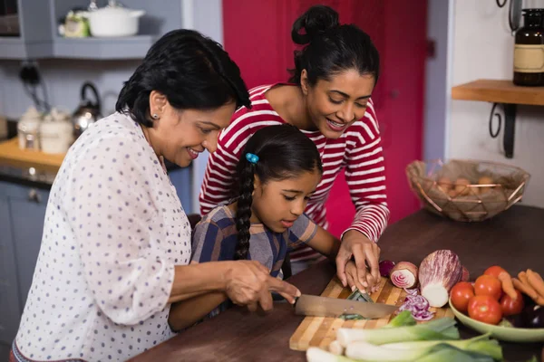 Семья, готовящая пищу для разных поколений — стоковое фото