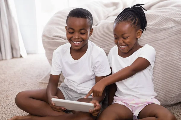 Veselá sourozenci pomocí tabletu — Stock fotografie